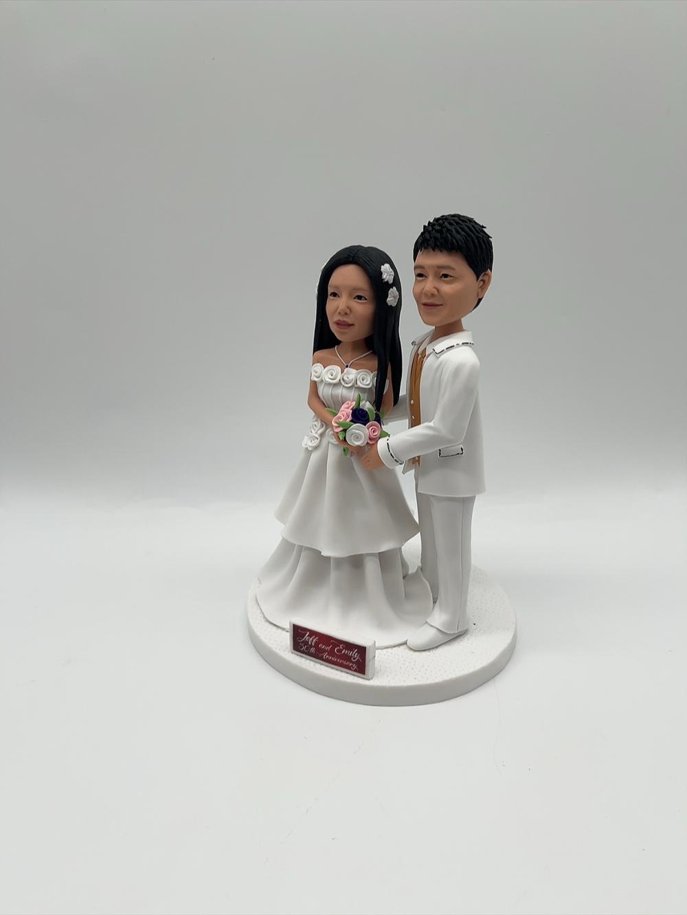 結婚紀念日禮物首選【50週年金婚永生花玻璃罩雙人立體人像公仔】白紗禮服、白色西裝、浪漫永生花燈光罩與客製化紀念公仔 Gold Anniversary Preserved Flower Glass Dome Figurine - Image 4