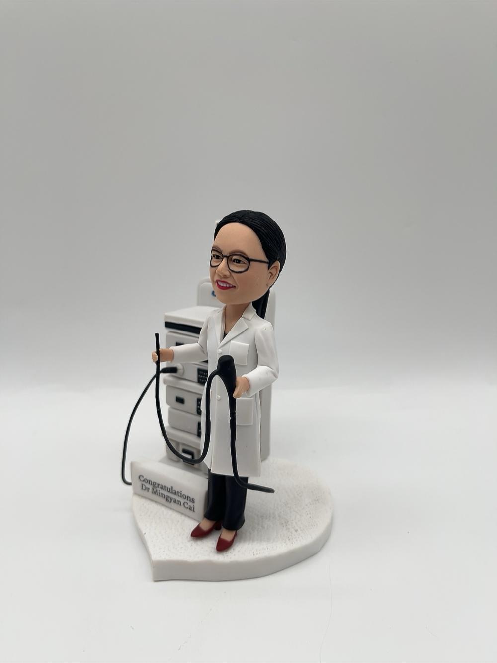 醫生榮休禮物首選【內視鏡儀器女醫生人像公仔】內視鏡設備與客製化祝賀紀念公仔 Olympus Endoscopy Medical Doctor Figurine - Image 2
