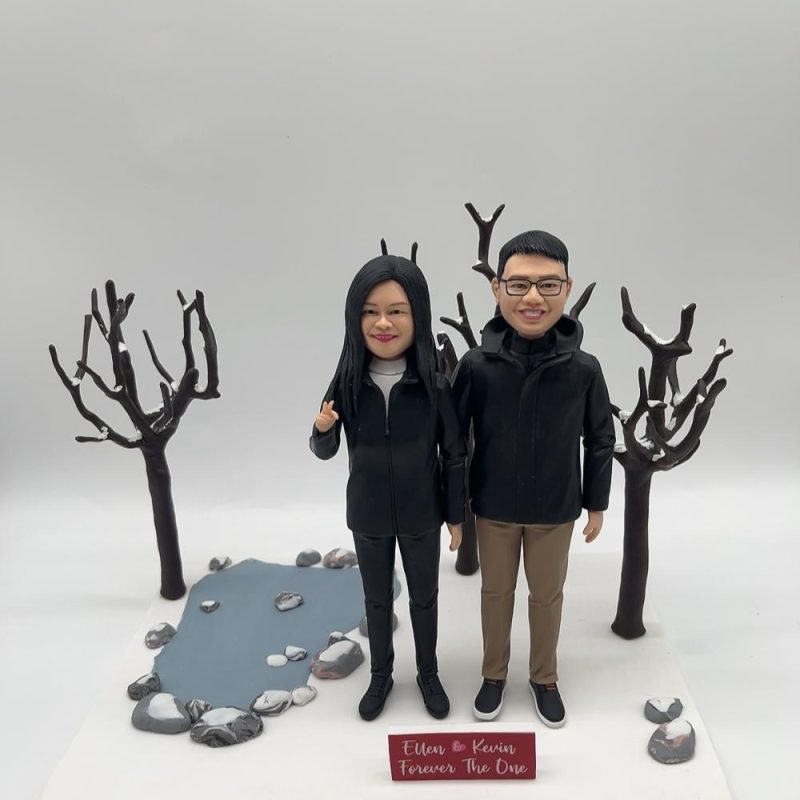 情侶紀念品首選【雪地冬日情侶漫步人像公仔】浪漫雪景、枯木小溪與客製化雙人紀念公仔 Winter Couple Figurine