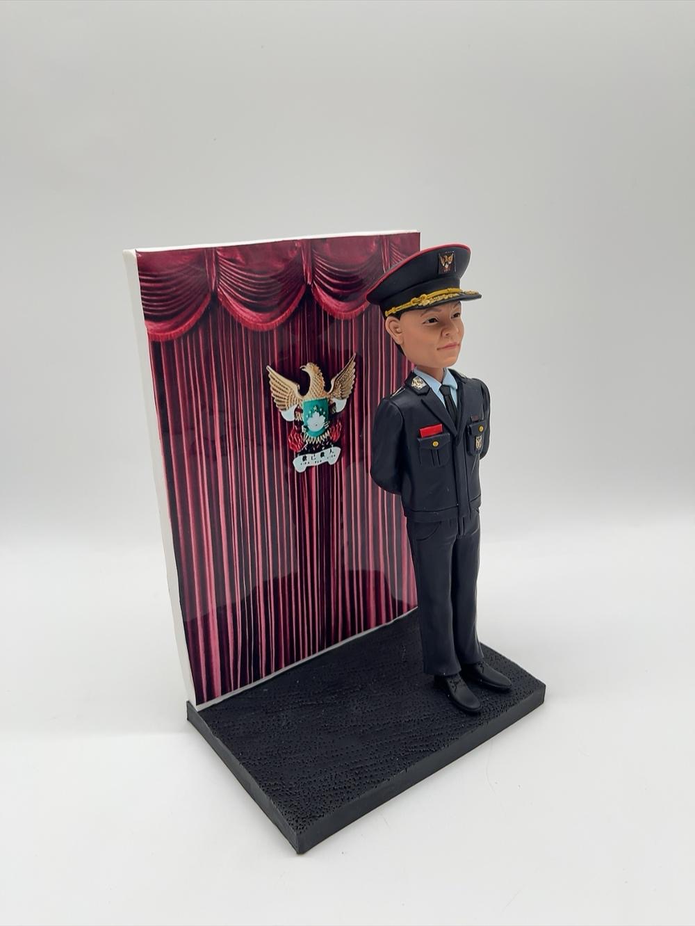 榮休紀念禮物首選【制服軍警官員人像公仔】軍帽禮服與客製化背景紀念公仔 Uniform Officer Figurine - Image 3
