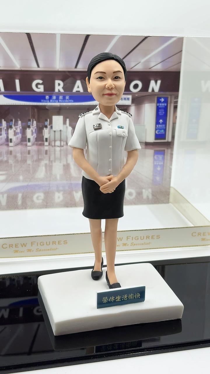 紀律部隊紀念品首選【香港入境處職員制服人像公仔】入境事務處離職、榮休客製化公仔 Immigration Department Officer Figurine - Image 2