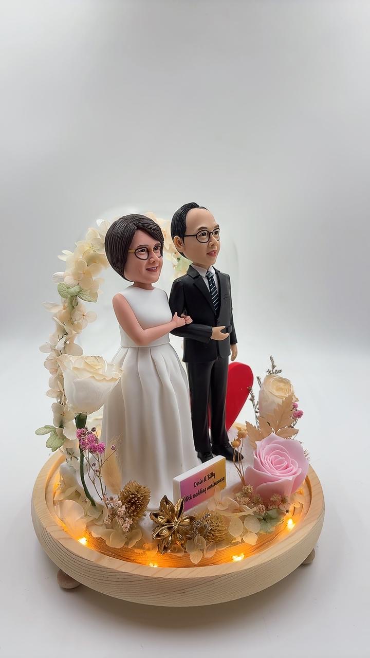 結婚週年紀念禮物首選【40週年婚紀念玻璃罩人像公仔】永生花雙人客製化公仔 Wedding Anniversary Glass Dome Figurine - Image 4