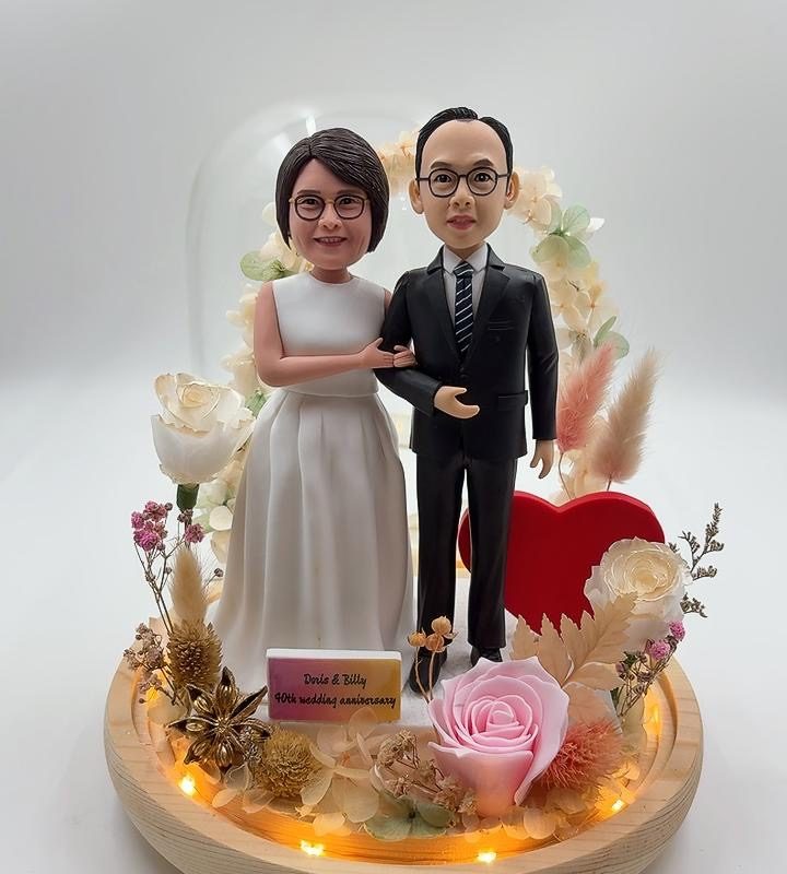 結婚週年紀念禮物首選【40週年婚紀念玻璃罩人像公仔】永生花雙人客製化公仔 Wedding Anniversary Glass Dome Figurine