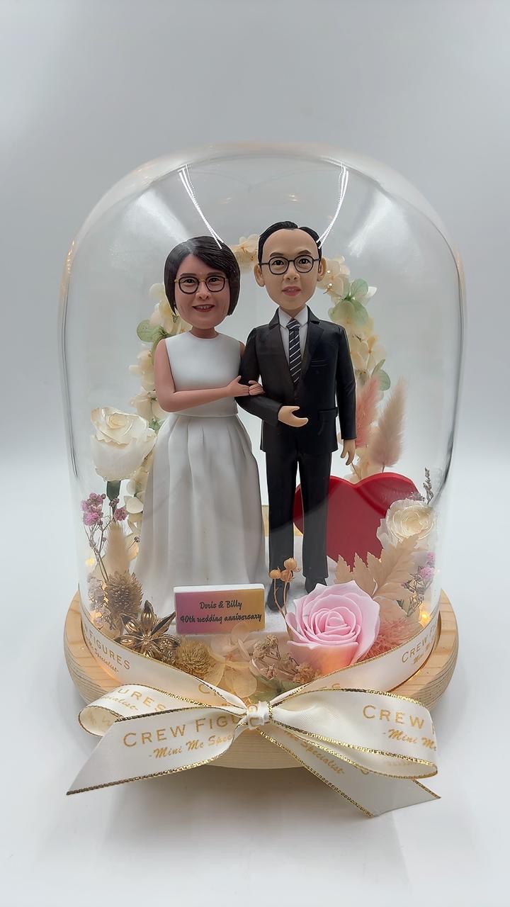 結婚週年紀念禮物首選【40週年婚紀念玻璃罩人像公仔】永生花雙人客製化公仔 Wedding Anniversary Glass Dome Figurine - Image 5