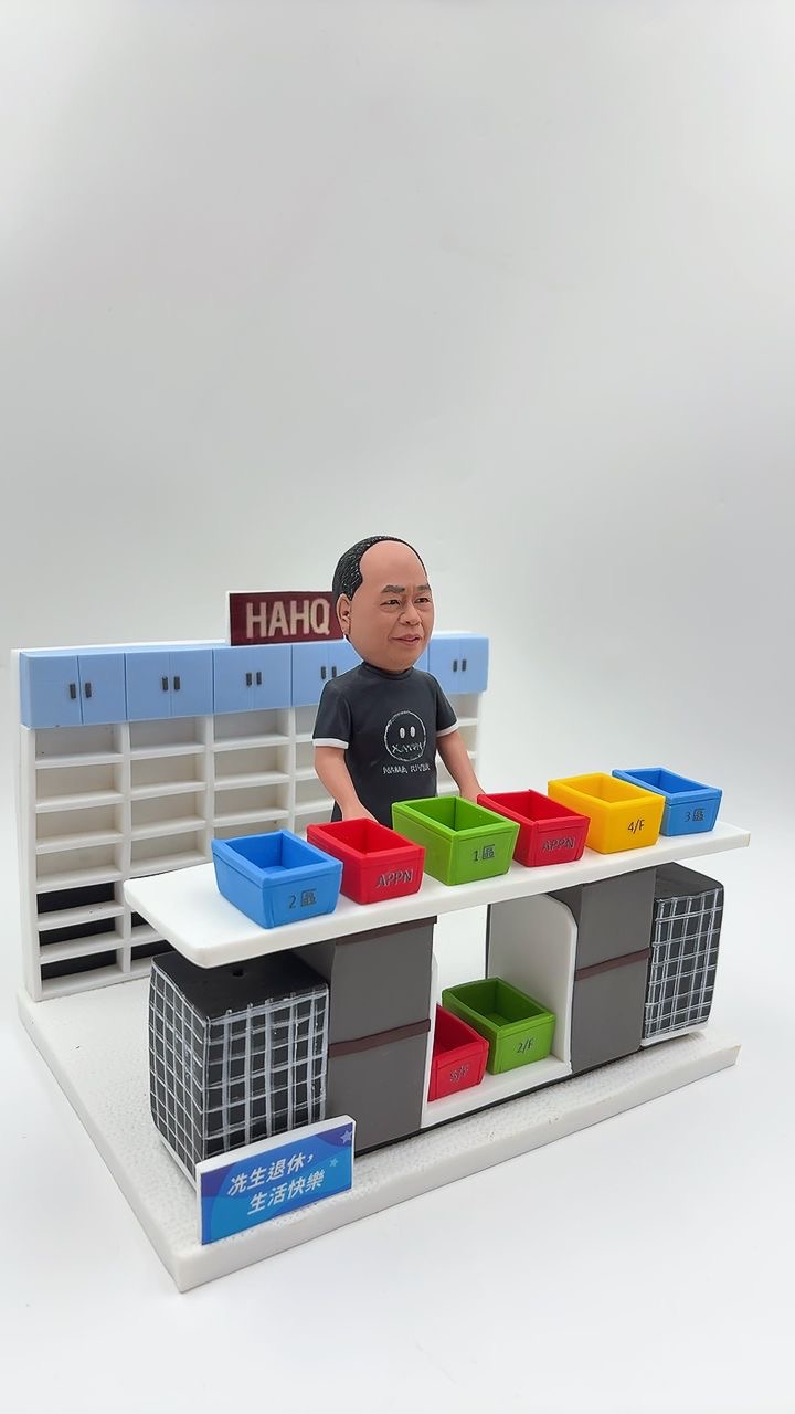 醫院管理局榮休禮物首選【HAHQ 醫院管理局總辦事處職員人像公仔】醫療行政人員退休紀念品、客製化公仔 Hospital Authority Head Office Retirement Figurine - Image 3