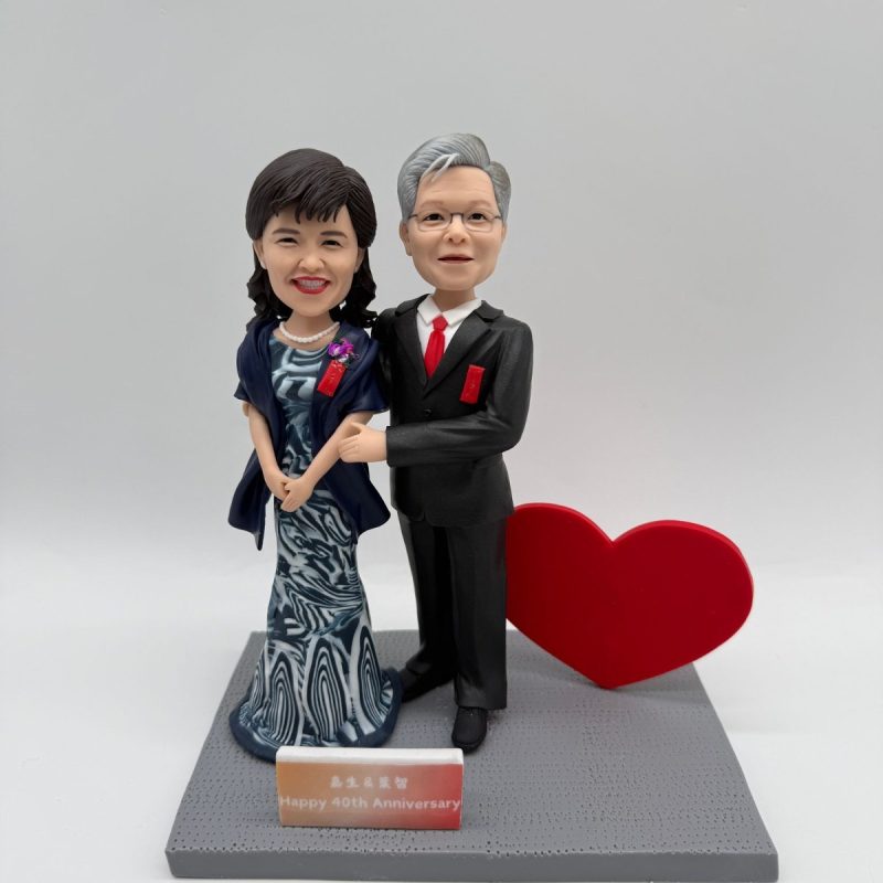 結婚紀念日禮物首選【40週年紅寶石婚晚宴雙人人像公仔】大紅心客製化週年紀念公仔 Ruby Anniversary Couple Figurine