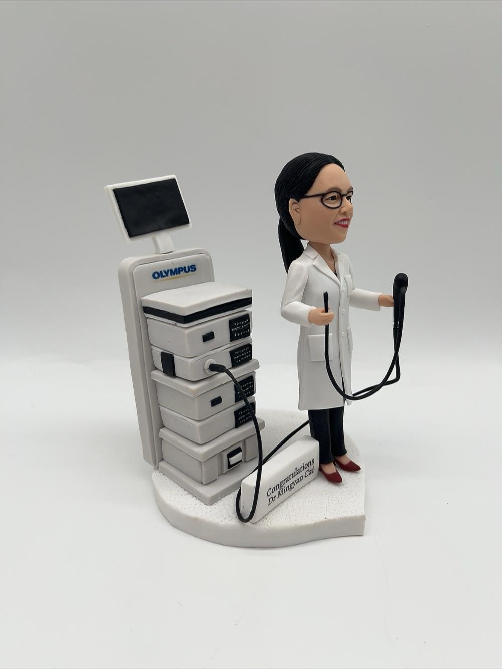 醫生榮休禮物首選【內視鏡儀器女醫生人像公仔】內視鏡設備與客製化祝賀紀念公仔 Olympus Endoscopy Medical Doctor Figurine - Image 3
