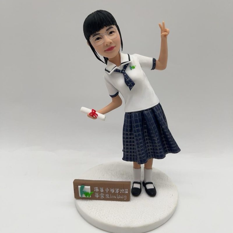 中學畢業禮物首選【校服少女手拿畢業證書站立人像公仔】經典格仔裙、眼鏡造型與客製化學校銘牌紀念公仔 School Uniform Graduate Figurine