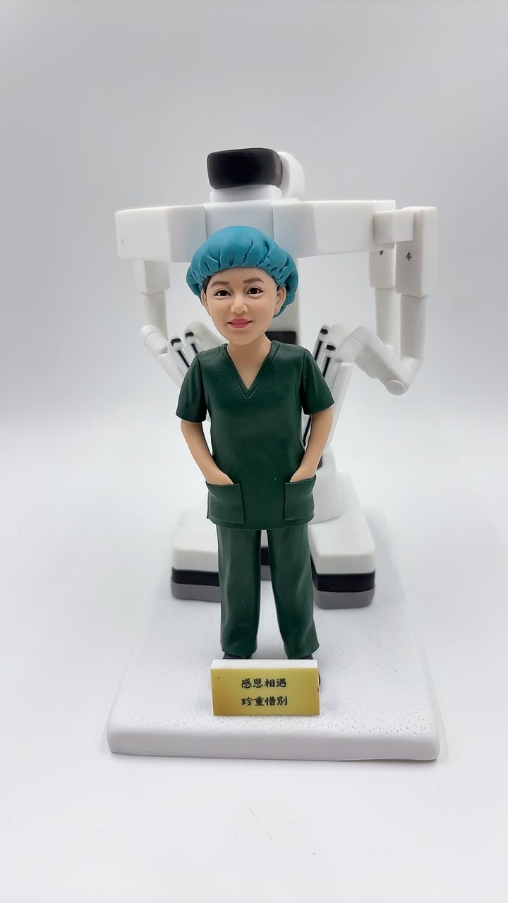 醫療紀念品首選【達文西手術機械人與醫護人像公仔】手術室醫生護士禮物、機械臂手術客製化公仔 Da Vinci Surgical Robot Figurine - Image 3