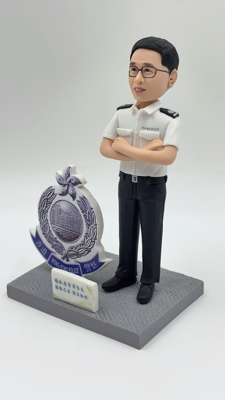 香港警察紀念品【觀塘警署警務人員人像公仔】警察榮休及內部調職紀念品 Kwun Tong Police Station Figurine - Image 2