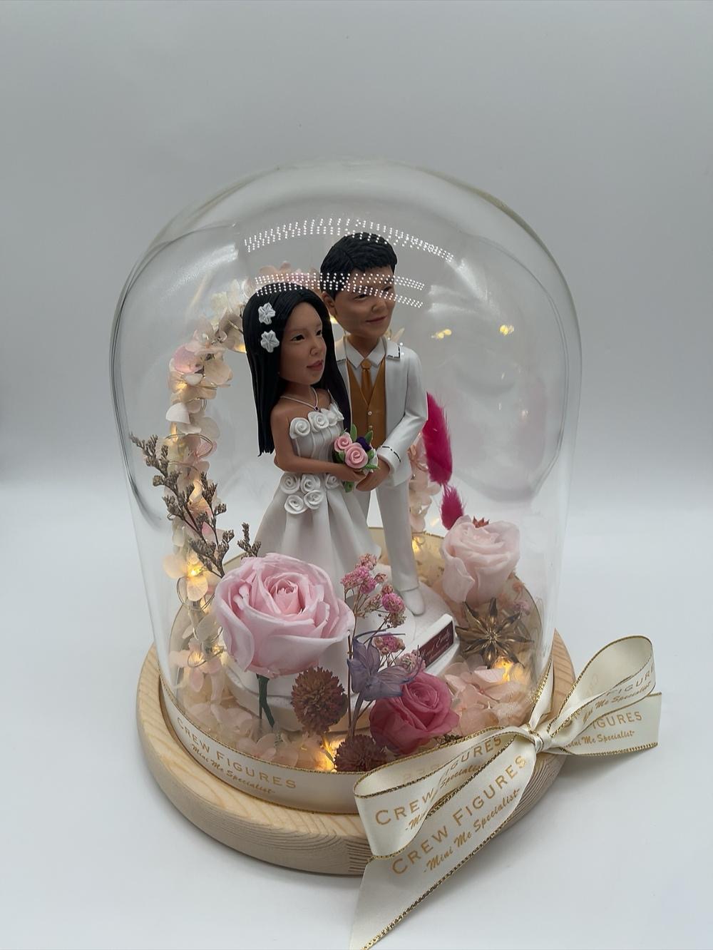 結婚紀念日禮物首選【50週年金婚永生花玻璃罩雙人立體人像公仔】白紗禮服、白色西裝、浪漫永生花燈光罩與客製化紀念公仔 Gold Anniversary Preserved Flower Glass Dome Figurine - Image 2