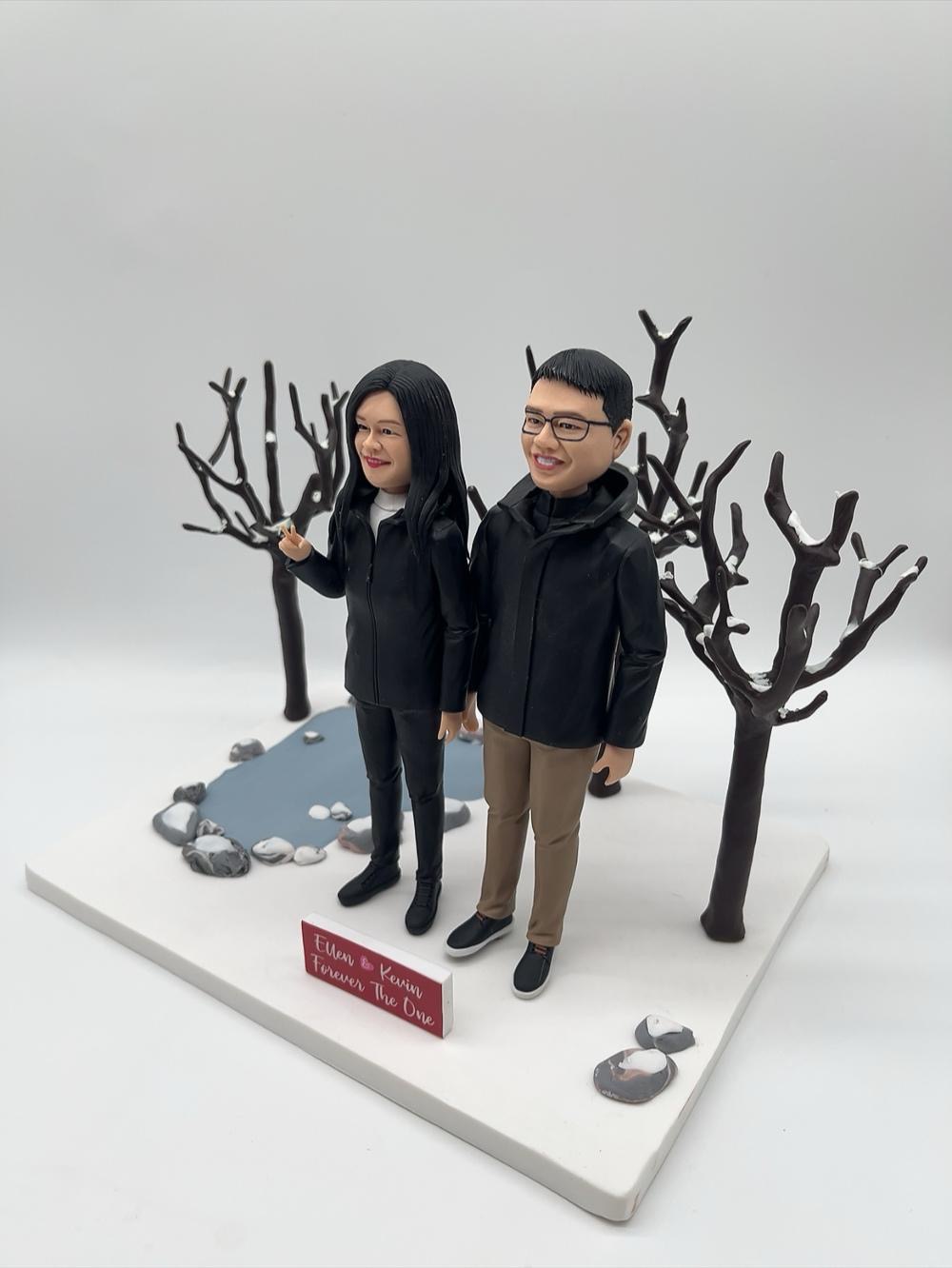 情侶紀念品首選【雪地冬日情侶漫步人像公仔】浪漫雪景、枯木小溪與客製化雙人紀念公仔 Winter Couple Figurine - Image 3