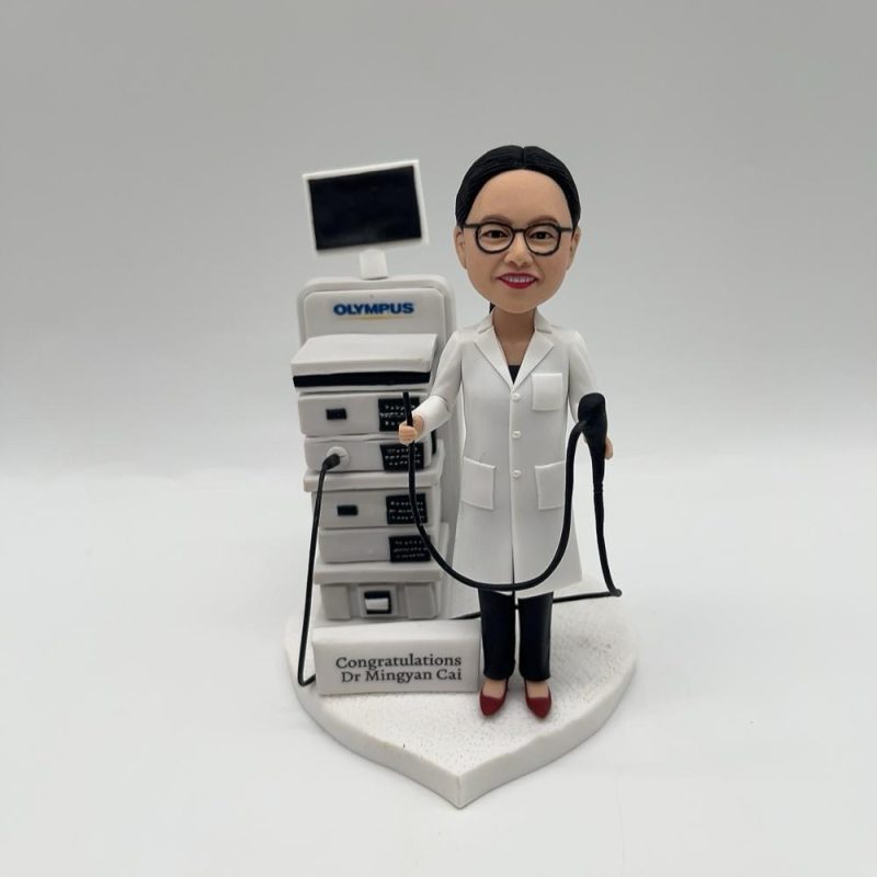 醫生榮休禮物首選【內視鏡儀器女醫生人像公仔】內視鏡設備與客製化祝賀紀念公仔 Olympus Endoscopy Medical Doctor Figurine