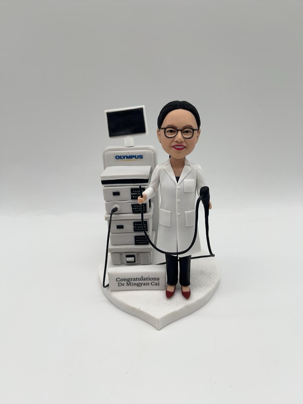 醫生榮休禮物首選【內視鏡儀器女醫生人像公仔】內視鏡設備與客製化祝賀紀念公仔 Olympus Endoscopy Medical Doctor Figurine